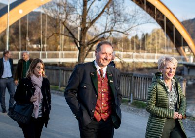 Harald Kraxner und Bürgermeisterin Lydia Künstner Stöckl auf dem Weg zum Restaurant Leitner in Scheifling