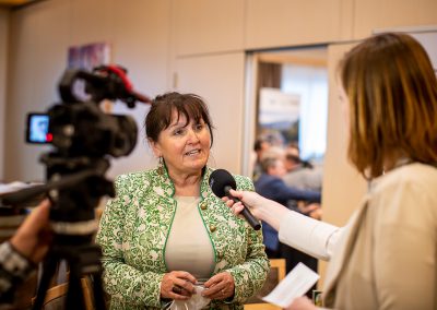 Landtagspräsidentin Manuela Khom gibt ein Interview