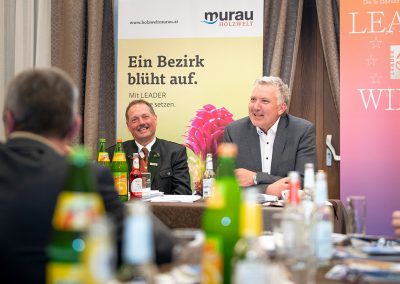 Geschäftsführer Harald Kraxner und Obmann Thomas Kalcher sitzen an einem Tisch und haben den Vorsitz in der Jahreshauptversammlung